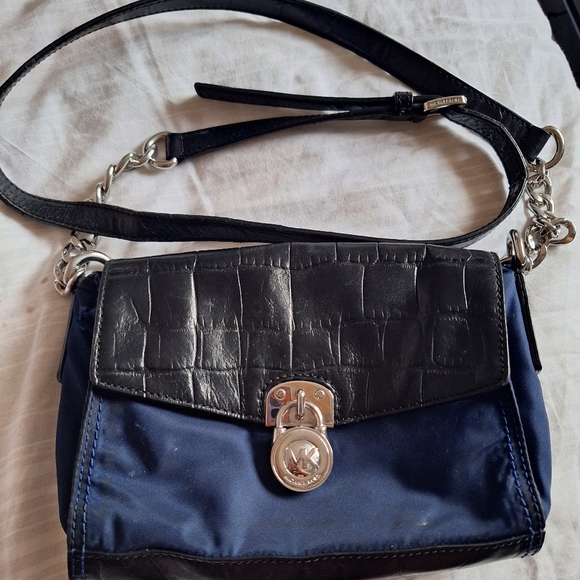 MICHAEL Michael Kors Handbags - Compact Michael Kors Black & Navy Lock Crossbody Purse